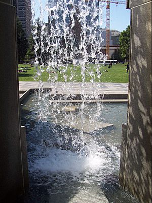 Archivo:Yb-waterfall-29jun2004